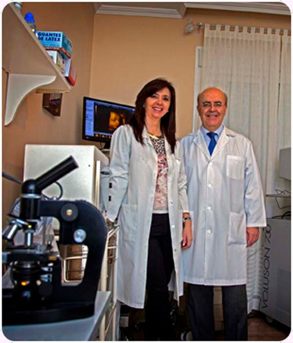 Clínica Ginecológica Dr. Francisco Valdivieso pareja de doctores en el consultorio