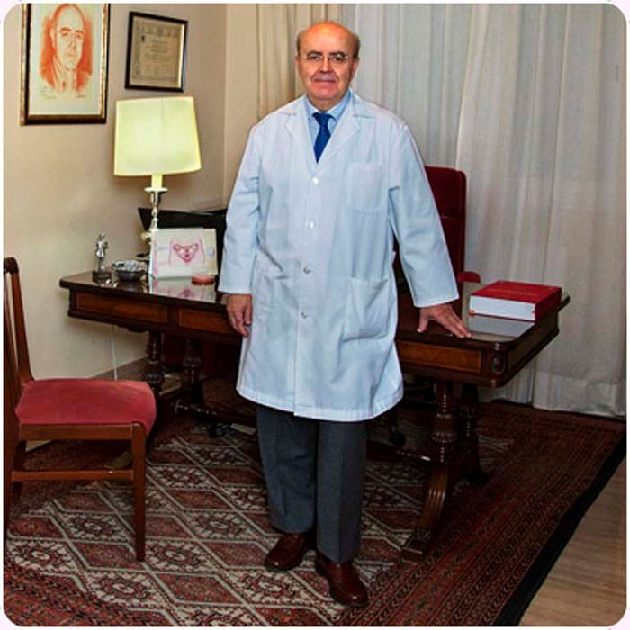 Clínica Ginecológica Dr. Francisco Valdivieso doctor en consultorio