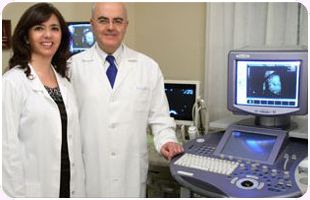 Clínica Ginecológica Dr. Francisco Valdivieso Pareja de doctores junto a maquina de ultrasonido
