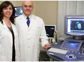 Clínica Ginecológica Dr. Francisco Valdivieso Pareja de doctores junto a maquina de ultrasonido